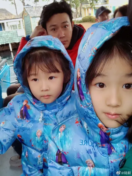 14岁的黄多多气质真的太绝了！最吸引人的是这里丨黄多多10岁机场穿白裙